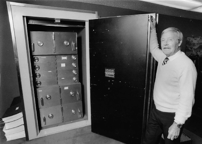 George W. Post, grandson of the First National Bank of Torrance's founder, in front of the vault at his Torrance National Bank in November 1988. (Daily Breeze file photo