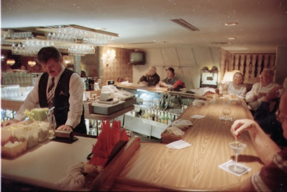 Customers at the horseshoe-shaped bar at Del Conte's on Feb. 3, 1999. (Brad Graverson / Staff Photographer)