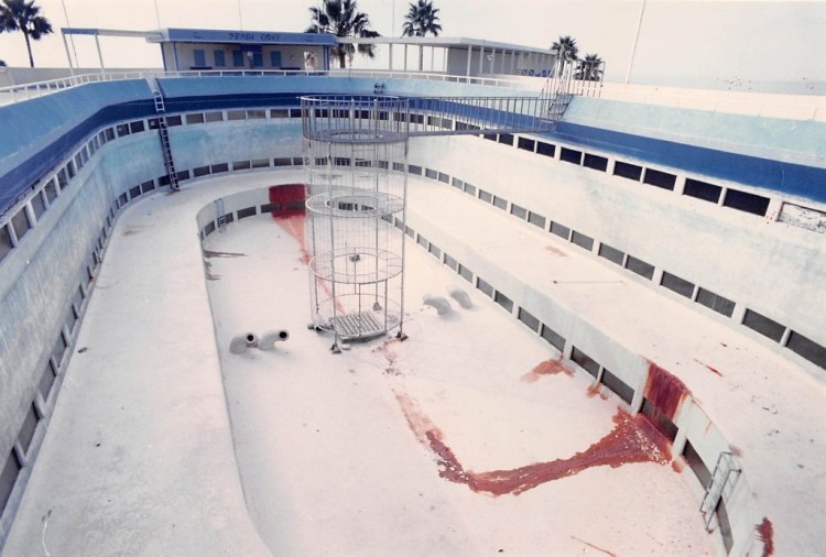 Rust and corrosion in this fish tank at Marineland six months after the park closed. Aug. 11, 1987 Daily Breeze file photo.