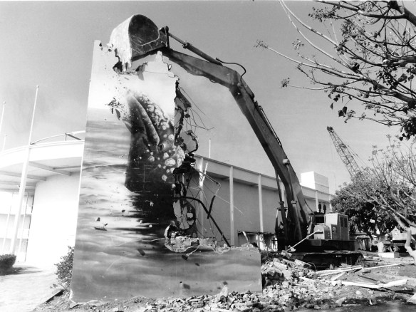One of the casualties of the Marineland demolition in February 1988 was the destruction of this whale mural by mural artist Wyland, who painted a sea life mural on the AES power plant in Redondo Beach that has become a local landmark. The Marineland mural