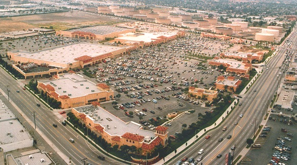 Aerial view of Torrance Crossroads shopping center taken from the corner of Skypark and Crenshaw Boulevard. The Unocal tank farm on Lomita Boulevard is visible at top right. June 1995 Daily Breeze photo. (Robert Casillas / Staff photographer)