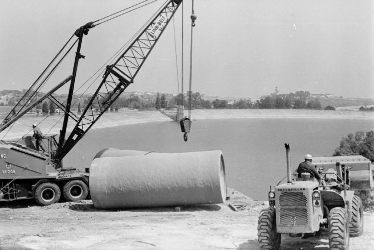 Construction crews prepare to install new concrete pipes at the Palos Verdes Reservoir. Daily Breeze file photo by Jack Wyman, March 26, 1968.