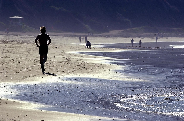 A jogger takes advantage of early morning weather on Torrance beach. Daily Breeze file photo.