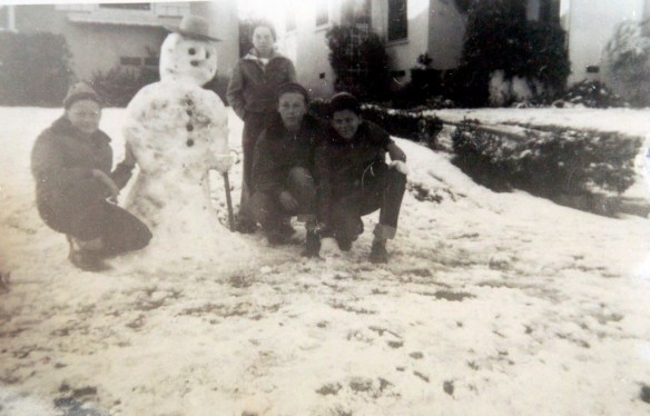San Pedro residents make a snowman following the Jan. 11, 1949 storm. (Photo courtesy of San Pedro Bay Historical Society)