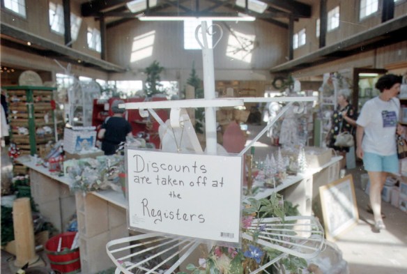 Going-out-of-business sale at the Palos Verdes Begonia Farm on Sept. 28, 1999. (Daily Breeze file photo)