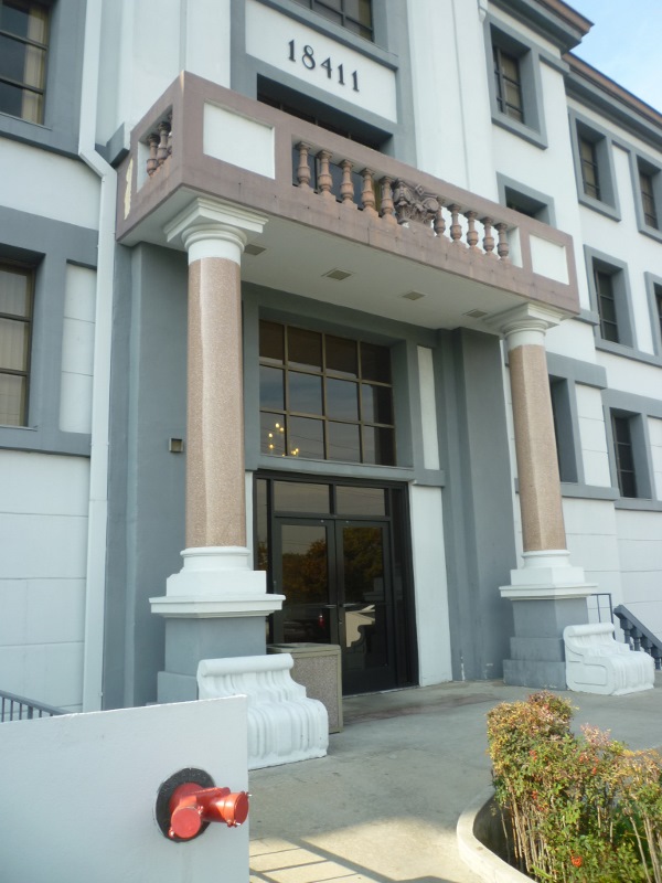 Main entry to the Torrance Courthouse legal office building. (Jan. 2015 Daily Breeze photo)