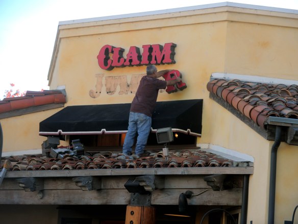 The closing of Claim Jumper in Torrance Crossroads sent crews and employees scrambling to pack up the popular restaurant. Dec. 1, 2010. (Daily Breeze photo by Sean Hiller / Staff Photographer)