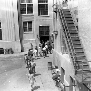 Students move between classes at Inglewood High School in 1947. (Source: Wikimedia Commons)