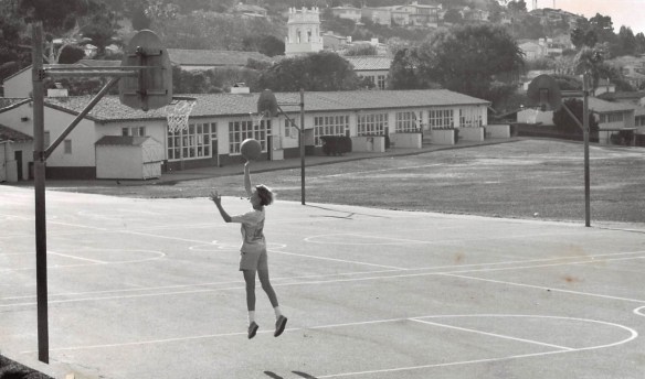 Seventh-grader Tom Gaul plays basketball after school at Malaga Cove Intermediate School in 1991. The school would close in June of that year. (Daily Breeze staff file photo)